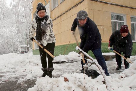 «Объединившись, как настоящие одесситы, мы преодолеем любую непогоду», - Олег Брындак на уборке территории детсада (фото)