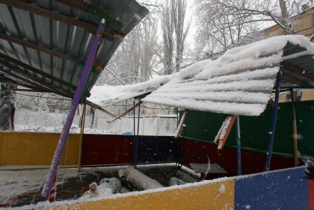 «Объединившись, как настоящие одесситы, мы преодолеем любую непогоду», - Олег Брындак на уборке территории детсада (фото)