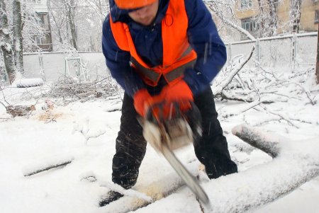 «Объединившись, как настоящие одесситы, мы преодолеем любую непогоду», - Олег Брындак на уборке территории детсада (фото)