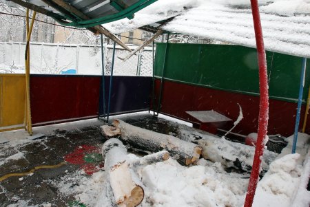 «Объединившись, как настоящие одесситы, мы преодолеем любую непогоду», - Олег Брындак на уборке территории детсада (фото)