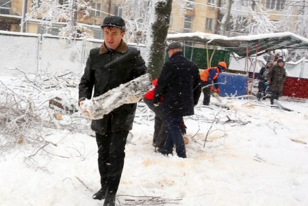 «Объединившись, как настоящие одесситы, мы преодолеем любую непогоду», - Олег Брындак на уборке территории детсада (фото)