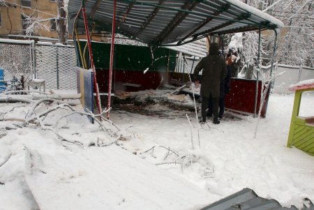 «Объединившись, как настоящие одесситы, мы преодолеем любую непогоду», - Олег Брындак на уборке территории детсада (фото)