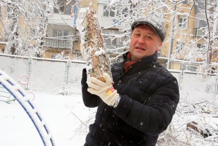 «Объединившись, как настоящие одесситы, мы преодолеем любую непогоду», - Олег Брындак на уборке территории детсада (фото)