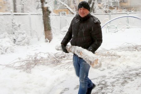 «Объединившись, как настоящие одесситы, мы преодолеем любую непогоду», - Олег Брындак на уборке территории детсада (фото)