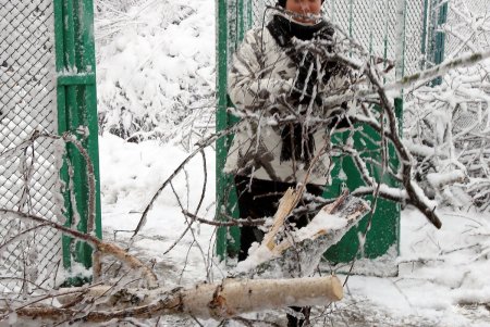 «Объединившись, как настоящие одесситы, мы преодолеем любую непогоду», - Олег Брындак на уборке территории детсада (фото)