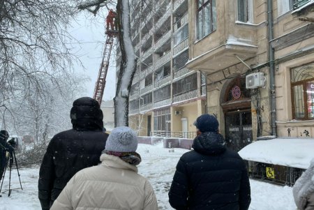 Коммунальщики за сутки совершили более ста выездов по упавшим деревьям: мэр Одессы просит горожан набраться терпения