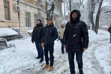 Коммунальщики за сутки совершили более ста выездов по упавшим деревьям: мэр Одессы просит горожан набраться терпения