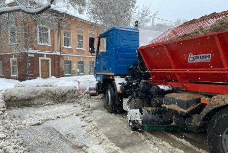Коммунальщики за сутки совершили более ста выездов по упавшим деревьям: мэр Одессы просит горожан набраться терпения