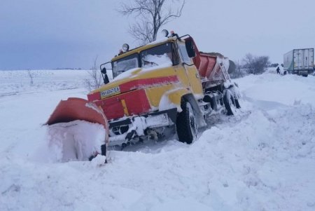 На трассах Одесской области продолжаются спасательные операции из-за разыгравшейся непогоды 