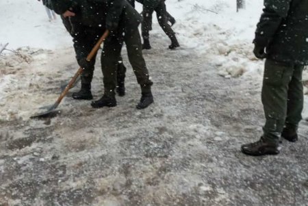 Дмитрий Жеман поблагодарил всех, кто участвует в ликвидации последствий непогоды: «Спасибо, что в такой сложный для города момент стали с нами рядом и помогаете в борьбе со стихией» (фото) 