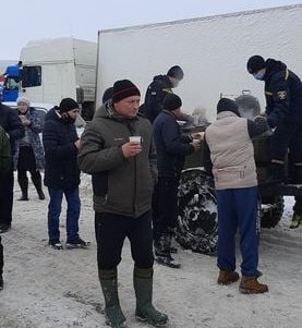 150 водителей грузовиков, скопившихся на трассе Одесса-Киев, получили горячие завтраки (фото)