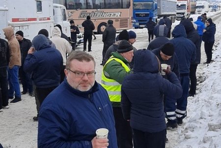 150 водителей грузовиков, скопившихся на трассе Одесса-Киев, получили горячие завтраки (фото)