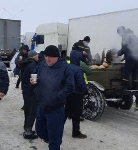 150 водителей грузовиков, скопившихся на трассе Одесса-Киев, получили горячие завтраки (фото)