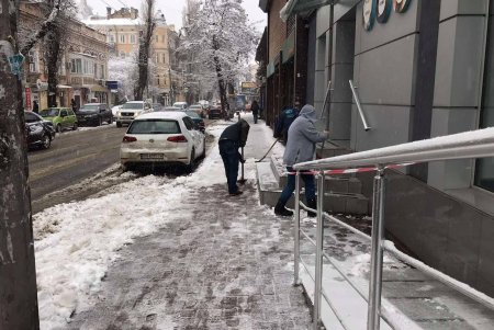Одесские инспекторы городского хозяйства вынесли более двухсот предупреждений за несвоевременную уборку льда и снега