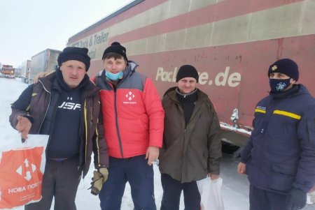Спасатели накормили теплой едой почти 900 человек, застрявших на трассе Киев – Одесса (фото)