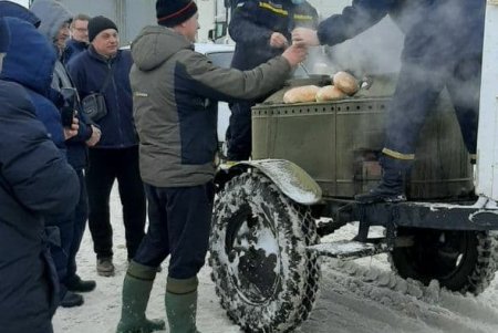 Спасатели накормили теплой едой почти 900 человек, застрявших на трассе Киев – Одесса (фото)
