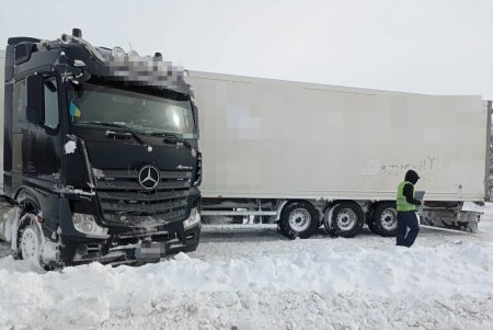 Полицейские помогли людям, которые не могли добраться домой в непогоду (фото)