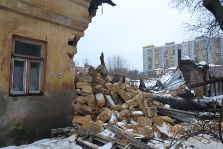Пенсионерка из разрушенного дома на Головковской отказалась от переезда: ей дают горячую пищу и проводят экстренный ремонт (фото)