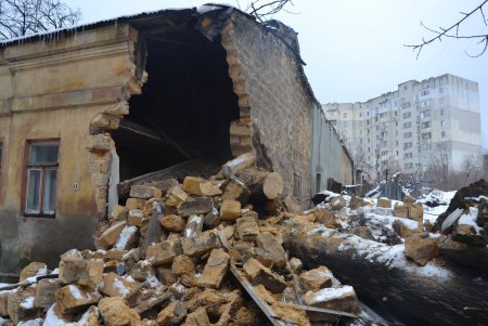 Пенсионерка из разрушенного дома на Головковской отказалась от переезда: ей дают горячую пищу и проводят экстренный ремонт (фото)