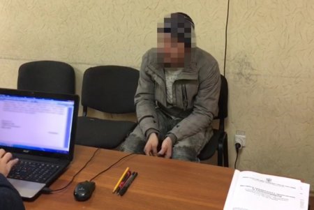 Связали оператора скотчем и угрожали пистолетом: двое мужчин ограбили АЗС в Лиманском районе