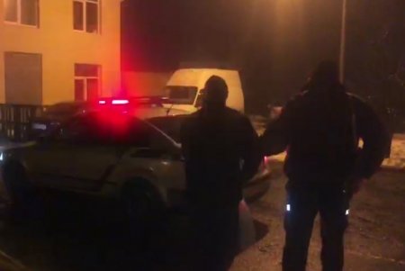 Связали оператора скотчем и угрожали пистолетом: двое мужчин ограбили АЗС в Лиманском районе