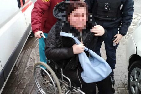 Патрульные оказали первую помощь и доставили в больницу женщину, которая повредила ногу при падении (фото)