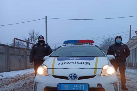 Патрульные оказали первую помощь и доставили в больницу женщину, которая повредила ногу при падении (фото)