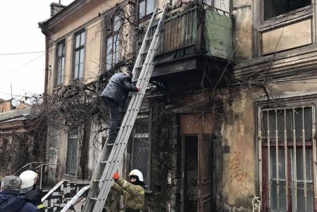 На Польском спуске частично обрушился двухэтажный дом (фото)