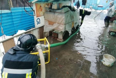 Талая вода подтопила частный дом и двор в Малиновском районе (фото)