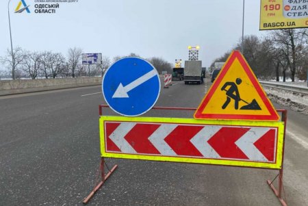 Дорожники ликвидируют ямы на региональном участке трассы Одесса-Киев (фото)