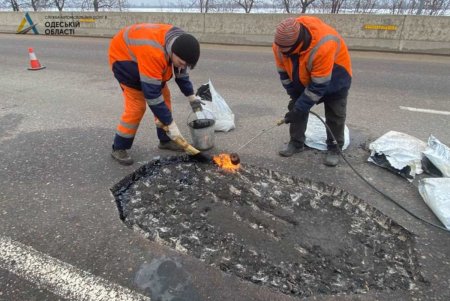 Дорожники ликвидируют ямы на региональном участке трассы Одесса-Киев (фото)