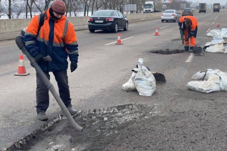 Дорожники ликвидируют ямы на региональном участке трассы Одесса-Киев (фото)