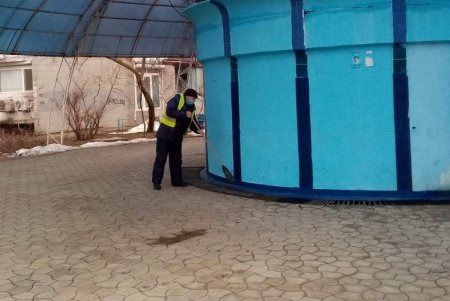 В Приморском и Киевском районах коммунальщики очистили бюветы и памятники (фото)