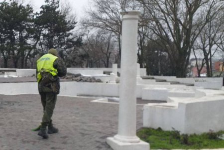 В Приморском и Киевском районах коммунальщики очистили бюветы и памятники (фото)