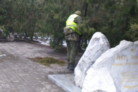 В Приморском и Киевском районах коммунальщики очистили бюветы и памятники (фото)