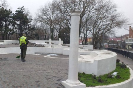 В Приморском и Киевском районах коммунальщики очистили бюветы и памятники (фото)