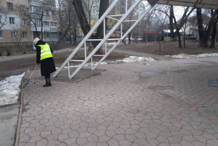 В Приморском и Киевском районах коммунальщики очистили бюветы и памятники (фото)