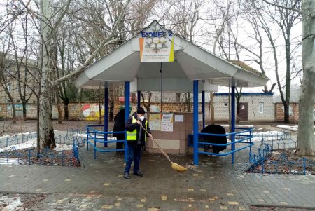 В Приморском и Киевском районах коммунальщики очистили бюветы и памятники (фото)