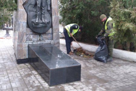 В Приморском и Киевском районах коммунальщики очистили бюветы и памятники (фото)
