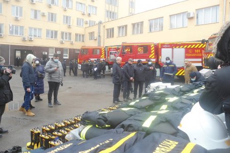 Одесским спасателям торжественно передали три современных пожарных машины, новое обмундирование и оборудование (фото)
