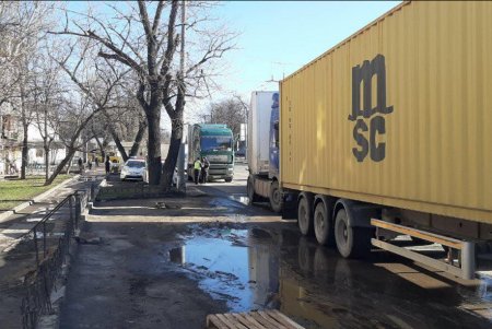 Водителей большегрузов оштрафуют за игнорирование запрета движения по Ивановскому мосту