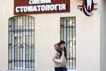 Улица Армейская: административные здания, жилые дома и одноименный сквер (фоторепортаж)