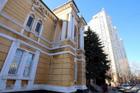 Улица Армейская: административные здания, жилые дома и одноименный сквер (фоторепортаж)
