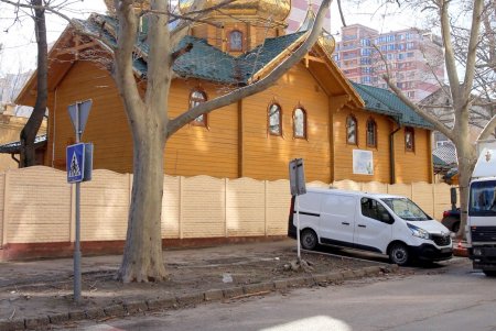 Улица Армейская: административные здания, жилые дома и одноименный сквер (фоторепортаж)