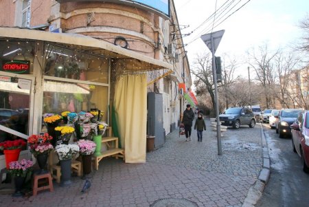 Улица Армейская: административные здания, жилые дома и одноименный сквер (фоторепортаж)
