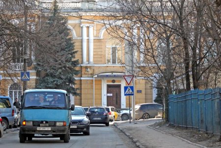 Улица Армейская: административные здания, жилые дома и одноименный сквер (фоторепортаж)