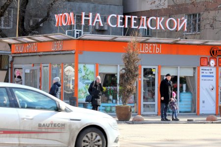 Улица Армейская: административные здания, жилые дома и одноименный сквер (фоторепортаж)