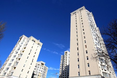Улица Армейская: административные здания, жилые дома и одноименный сквер (фоторепортаж)