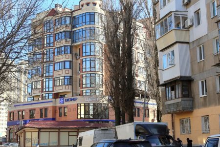 Улица Армейская: административные здания, жилые дома и одноименный сквер (фоторепортаж)