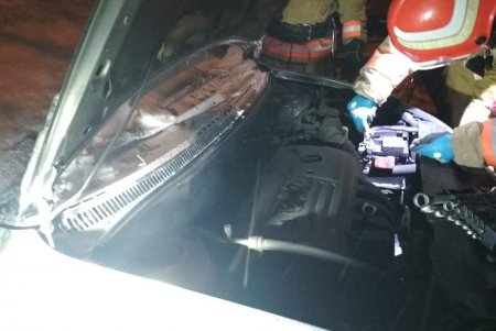 Под Одессой неизвестные подожгли иномарку семьи журналистов во дворе частного дома (фото)